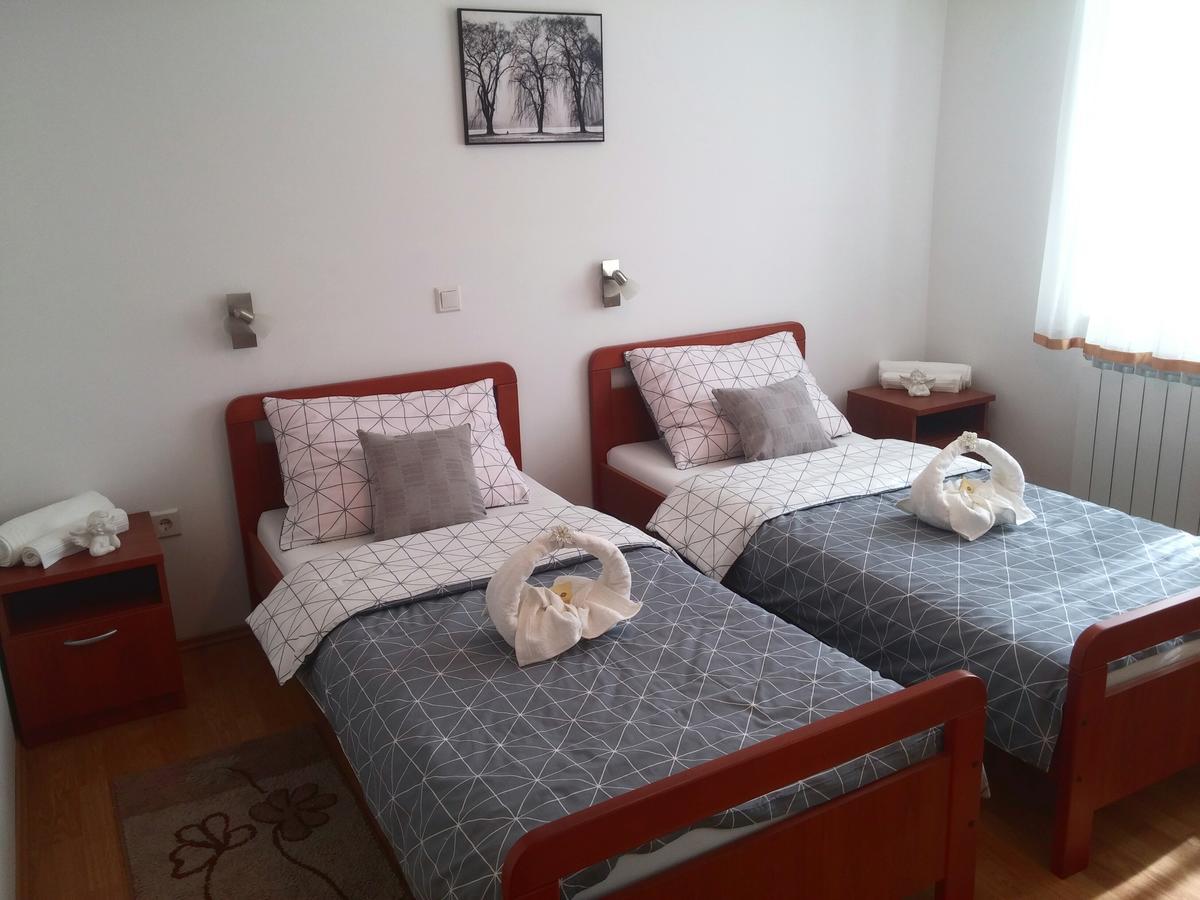 Guest House Domig Licko Lesce Exterior foto